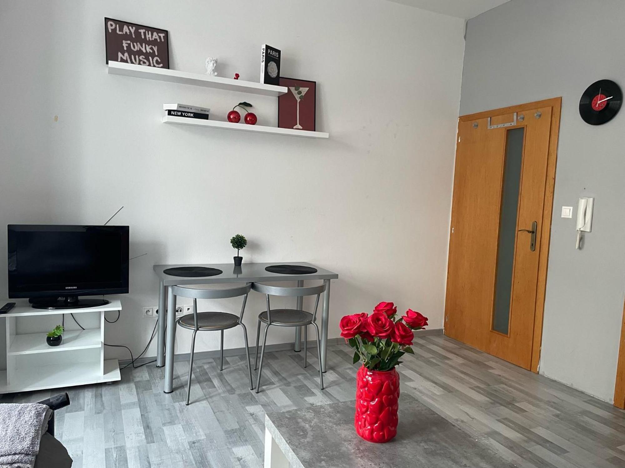 Tiffany Apartment In The City Center Братислава Экстерьер фото